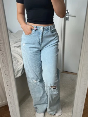 Jeans 🩵 - Superfina blå högmidjade ”Hanna High Waist Loose” ripped jeans från Cubus i storlek 164. Reglerbar midja. Passar mig med storlek XS/S. Bra skick 🩵
