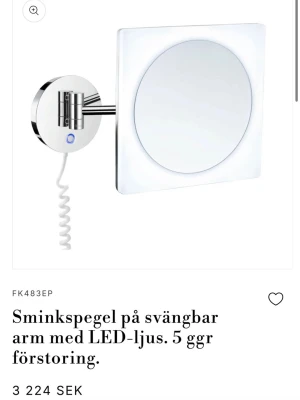 Smedbo sminkspegel LED 5x förstoring - Sminkspegel från Smedbo med rund spegelyta och inbyggd LED-belysning. Spegeln har 5x förstoring och sitter på en svängbar arm i kromat metall. Monteras på väggen och har spiralformad sladd för elanslutning. Perfekt för sminkning och detaljarbete. Helt ny. Nypris 3224kr.