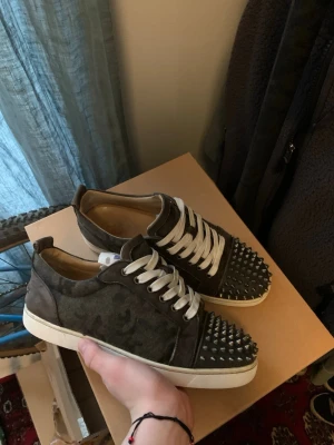 Christian Louboutin  - Säljer ett par sjukt feta och limiterade Christian Louboutins i Storlek 41 men passar 42, denna modell tillverkas inte längre, exktra skosnören medföljer ny pris 11000kr och säljer för endast 4199 men pris kans jälvklart diskuteras och är öppen för byten