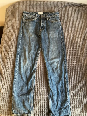 Jack&Jones jeans Loose/Chris - Säljer ett par jack&jones jeans i bra skick, Storlek W29 o L32, Baggy/ Loose. Priset går att diskutera!
