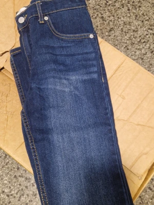 Mörkblå jeans från Levis st 170 Nya - Snygga mörkblå jeans från Levis, nya.. Klassisk femficksmodell och normalhög midja. St 170