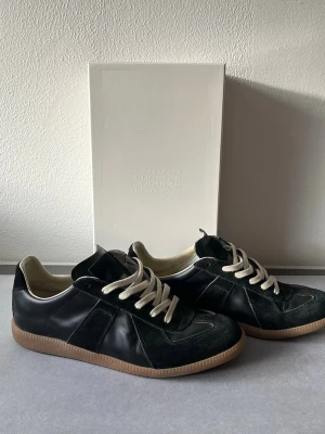 Maison Margiela Gats Svarta - Hej 👋 , Säljer dessa fina svarta Gats i storlek 43 EU. Mycket bra skick då dem inte använts så mycket. 100% äkta och skorna skickas med lådan och dustbagsen. Skorna kostar ca 6000kr i nypris och därför är detta en jättebra deal.                Kan tänka mig gå ner lite i pris vid ett snabbt köp 😉