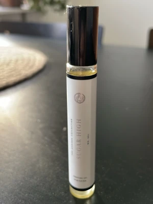 Sugar High parfymolja 10 ml Curiosa - Parfymolja Sugar High från The Curiosa Collection. Kommer i en smidig glasflaska med svart lock och vit etikett. Oljan är ljusgul och flaskan rymmer 10 ml. Perfekt att ha med i väskan för en snabb uppfräschning. Rollon. Inte ens testad.