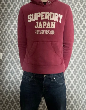 Superdry hoodie  - Tja, säljer denna snygga Superdry hoodien i mycket bra skick. Storleken är S men sitter mer som XS och passar perfekt för dig som är mellan 165-170 cm lång! Modellen är 170, 55kg. Mitt pris är 399, men kan givetvis diskuteras vid snabb affär! Hör av er vid frågor🙌
