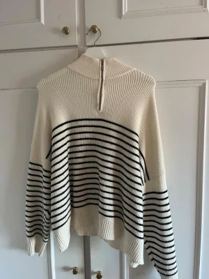 Randig stickad tröja med halvzip - Vit stickad tröja med svarta horisontella ränder och halvzip i halsen.  Så skön tröja från Mango💞