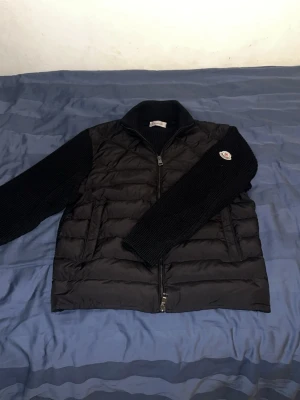 Moncler cardigan  - Säljer en svart moncler cardigan som är helt oanvänd den är gjord i bomull och är mycket handomtagen, den är i storlek M och passar perfekt och är mycket snygg i formen, den sitter mycket snyggt och bra på armarna och mot kroppen den har också en mycket snygg krage, den håller värmen perfekt till våren och hösten. DM mig för mer info / intresse!!! 
