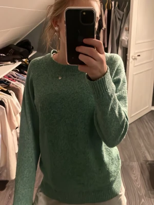 Grön stickad tröja med rund hals - Mysig stickad tröja i ljusgrönt. Lite nopprig 