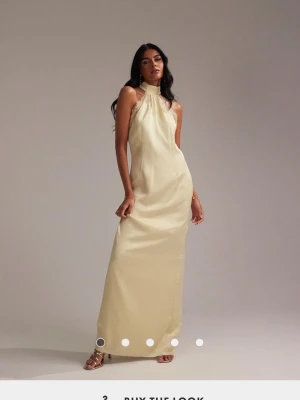 SÖKER‼️ - SÖKER denna balklänning från Asos‼️Söker i storlek UK10/38 skulle jätte gärna vela ha denna på balen i maj men verkar inte som att den kommer komma in igen.. hör gärna av dig om du säljer denna klänning och pris kan diskuteras🩷om ni annars har en liknande klänning får ni gärna höra av er🩷🩷