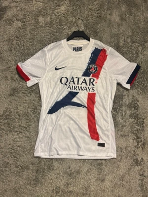 PSG tröja - Helt ny Psg tröja med taggen på. Kontakta för mer information !