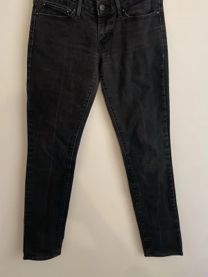 Levi’s, Demi curve, size 28/32 - Snygga svarta slim jeans med klassisk femficksdesign. Jeansen har smal passform och raka ben, perfekta till en avslappnad eller trendig look. Materialet är stretchigt denim som ger skön komfort hela dagen.