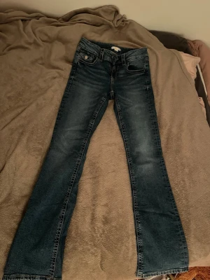 Blå bootcut jeans från Gina Tricot - Midjemått: 36 cm.  Innerbenslängd: 74 cm. Aldrig använda då det är för små för mig💖