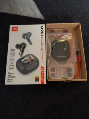 JBL Live Beam 3 trådlösa in-ear - Helt nya, endast provade! Passade inte mina öron. Gummit som provades är rengjort med handsprit! Pris kan diskuteras 