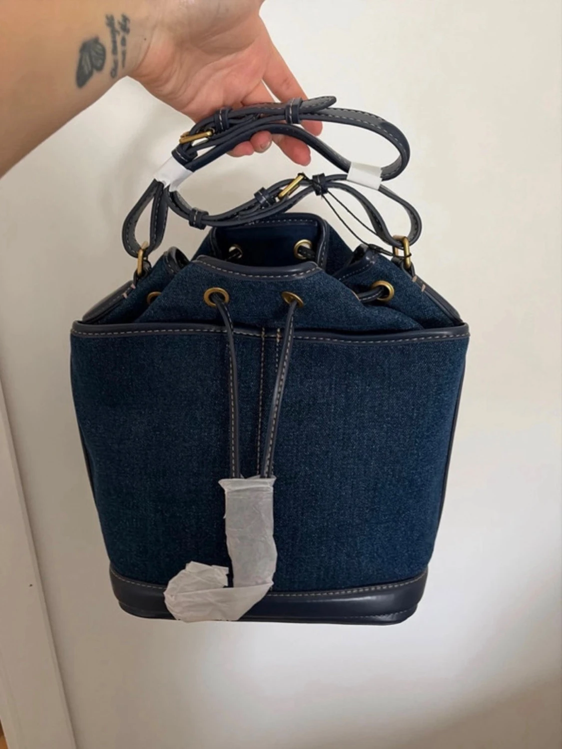 Mörkblå denim bucket bag från Zara