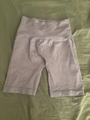 Ljuslila ribbade cykelshorts ICANIWILL🫶🏻 - Säljer ett par ljuslila ribbade cykelshorts från ICANIWILL. De har hög midja och är tillverkade i ett stretchigt, mjukt material som passar perfekt till träning eller gymmet. Diskret ICW-logga på benet. Supersnygga och bekväma shorts för aktiva dagar.🤍