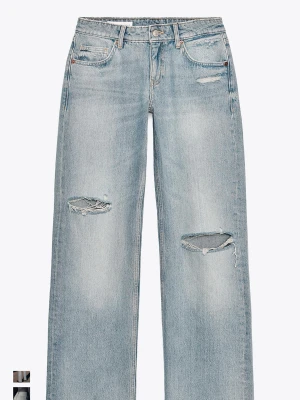 Populära lågmidjade raka jeans med slitningar!!💕 - Säljer ett par populära slutsålda ljusblå jeans med raka ben och slitna detaljer vid knäna. Jeansen har klassisk femficksmodell, hög midja och är tillverkade i denim. Perfekta för en avslappnad och trendig look. Säljer då de är för små för mig!!💕