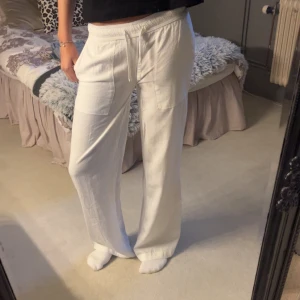 Linnebyxor  - Vita as snygga linnebyxor från carlings, nypris 800kr. Sytt om till lågmidjat. Skriv om ni undrar något!💗