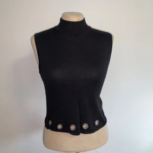 4st svarta linnen - Fyra linnen alla i storlek small men varierande märken: 3 H&M och en utan märke (den med guldiga pärlor på sig)