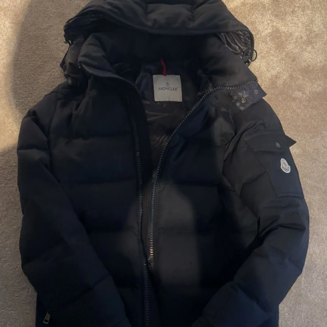 Svart Moncler pufferjacka med huva