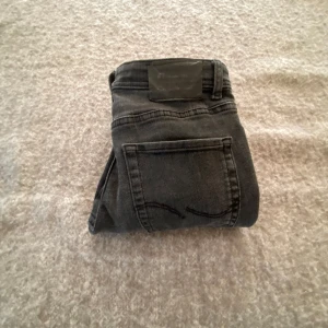 Svarta jack&jones jeans - Säljer ett par svarta jack and jones jeans. Dom är i bra skick och inget tecken på använding.