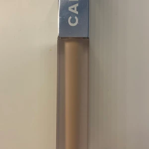 Caia concealer  - Säljer min Caia concealer för beställde fel färg. Använd en gång när jag testade den för att se om färgen matchade. Tyvär var det inte rätt färg så jag säljer den. Färg 2N