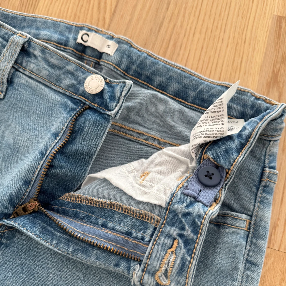 Light blue wash flare jeans, nästan helt oanvänd! - 2