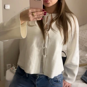 Vit stickad kofta med snörning Gina Tricot - Superfin vit stickad kofta från Gina Tricot med snygg snörning framtill. Långärmad modell med lite lösare passform och rund halsringning. Perfekt till hösten🤎Endast använd enstaka gånger!