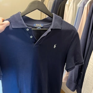 Raffe piké - Schysst raffe piké i storlek L (barnstorlek) Passar perfekt S även XS, fint skick, finns något täcken på användning, pris 399