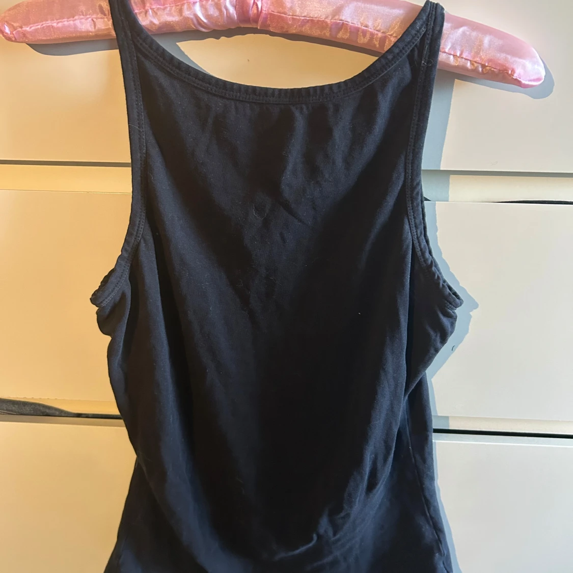 Svart linnetopp med smala axelband - 1