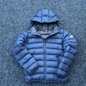 Colmar jacka - Hej! Säljer nu denna riktigt feta colmar jackan i en sjukt snygg marinblå färg! Detta är den perfekta vinterjackan! Size: 16 y motsvarar xs-s! Passar för dig mellan 170-182! Skick: 9+ /10 riktigt bra skick inga defekter! Hör av dig vid minsta fundering! Fraktar inom 24H🤩🙌