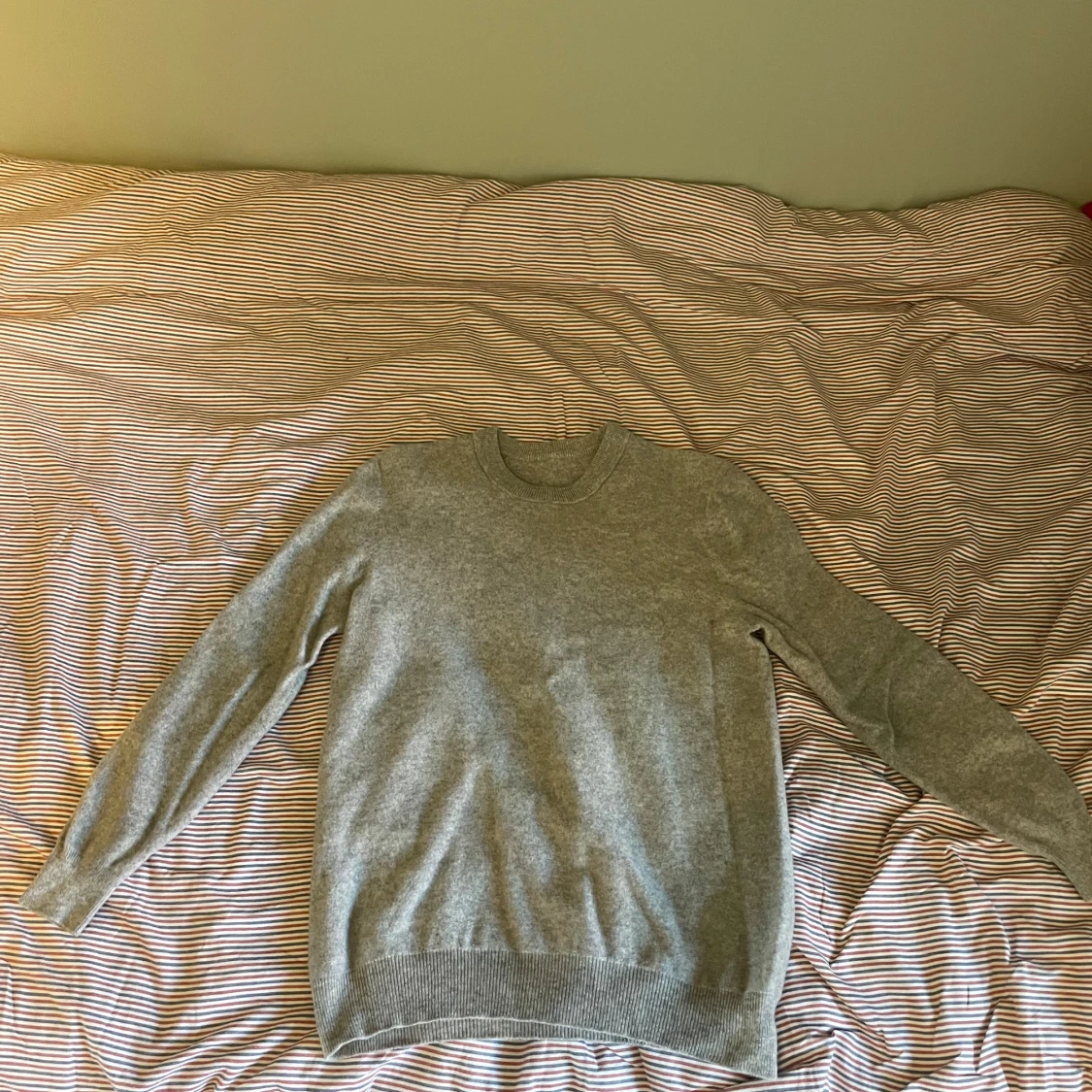 Grå stickad tröja i kashmir