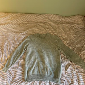 Grå stickad tröja i kashmir - Säljer min grå stickade tröja ifrån Garde grisch tröjan har inga defekter o är i bra skick. Materialet är kashmir som gör den super skön att ha på sig o passar till alla årstider. Skicka om ni har några funderingar kring tröjan✌️✌️