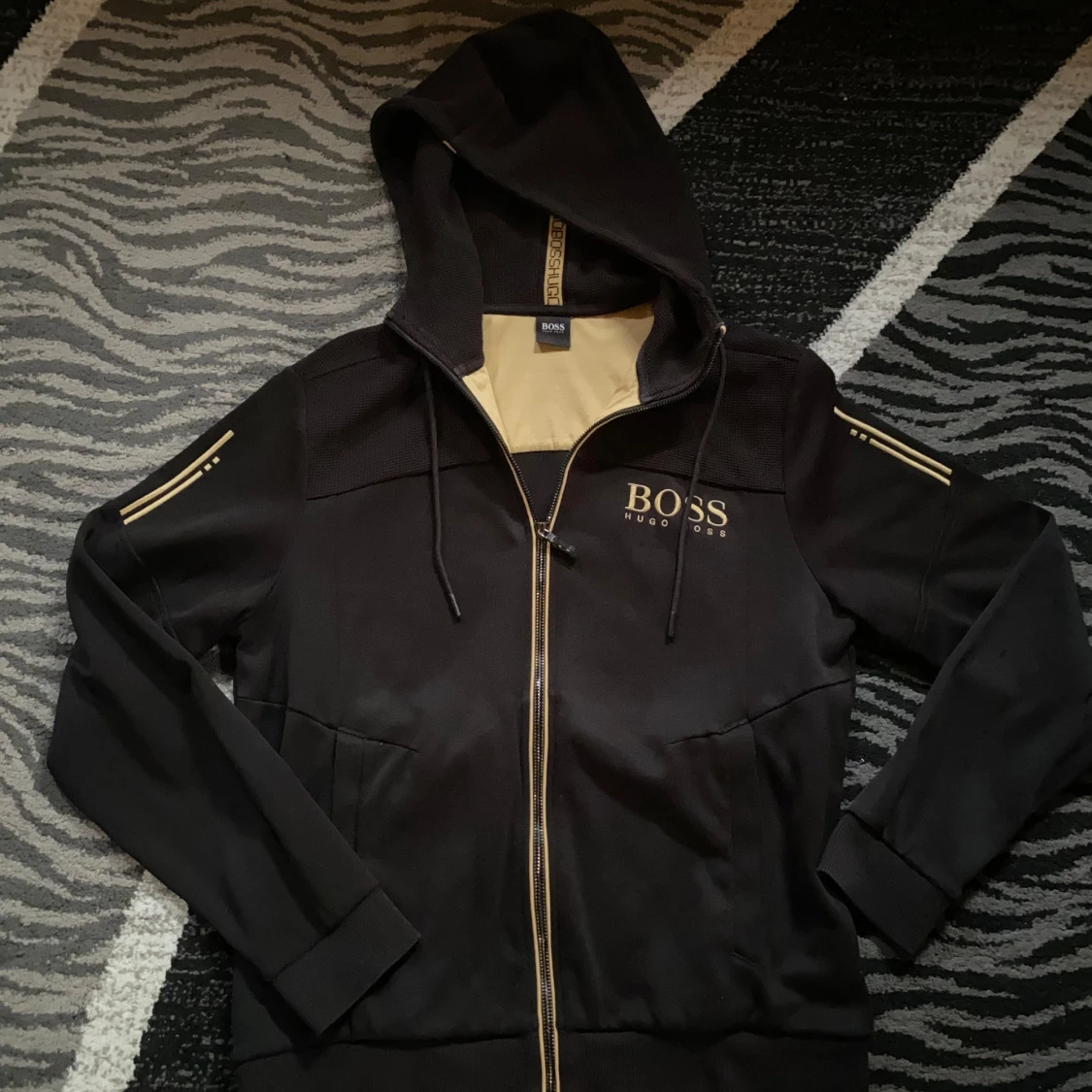 Svart hoodie från BOSS med guldtryck