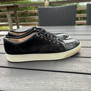 Svarta lanvins  - Stilrena svarta lanvins med snygg lackad tå. Perfekta för dig som gillar en clean look med en twist. Gott skick i storlek 46