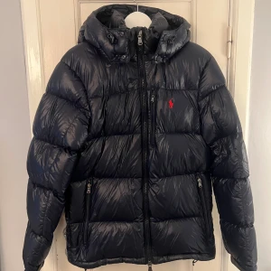 Raphl Lauren Jacka - Jacka från Raphl lauren, endast använd under förra vintern. Ganska stor i storleken!! I superbra skick, endast några sminkfläckar på insidan kragen (se bild 3-4) men de syns inte när jackan är på!!🥰  Köptes för 6095kr