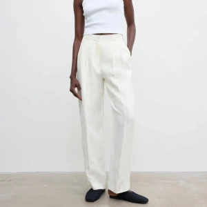 Vita linnebyxor från House of Dagmar - House of Dagmar. Modell: Wide suit trousers. Färg: vit. Strl: 38. Använda en gång, så mer eller mindre helt nya. Pris: 1100kr. 100% linen.