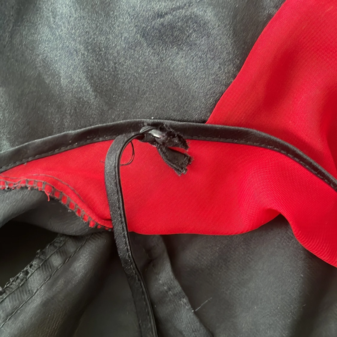 Svart och röd topp med broderi - 3