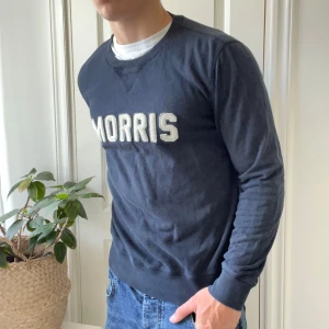 Morris tröja S mörkblå  - Morris tröja S mörkblå, inga defekter. Modellen är 180,75 kg. Kom med frågor ä🫶