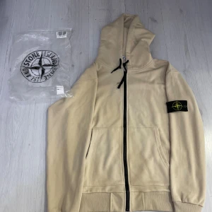 stone island tröja  - mycket bra skick. faktiskt i nyskick, storlek L bra passform scannkod och allt finns bilder på 