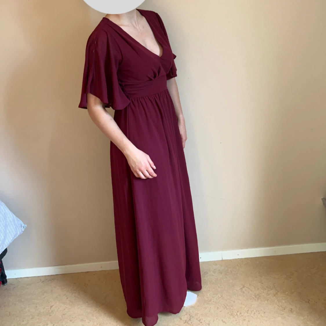 Vinröd långklänning med v-ringning - 1