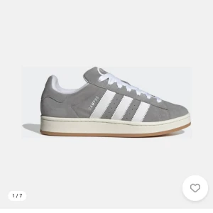 Adidas Campus 00s grå sneakers - Så fina adidias Originals Campus 00s sneakers i grå mocka. Nästan helt oanvända, otroligt fina och sköna nu till hösten, skriv för mer information och fler bilder 
