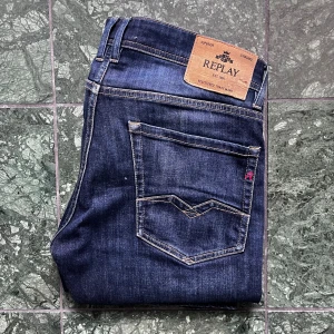 Replay jeans Kocco - Replay jeans Kocco, inga defekter. Inte särkilt använda Heller, känns som nya. Mått A: 42, B : 100cm. Modellen är 180,75 kg. Kom med frågor! Skulle säga att 180,75 kg är optimal passform.  