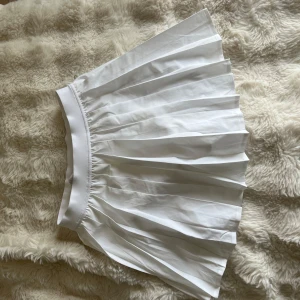 tennis/padel kjol från Lululemon - Superfin vit tennis/padel kjol från Lululemon. Helt oanvänd med lappen kvar. Storlek: size 4 passar xs/s 