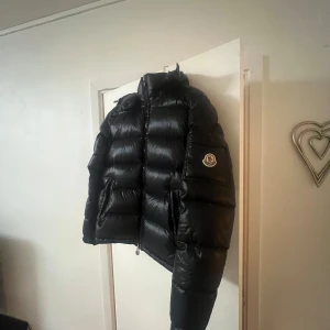 Moncler Maya  - Med en tår i ögat säljer jag min jacka eftersom den jag blivit alldeles för liten för mig och tänker att det är bättre att någon annan får njuta av den. Självklart är jackan äkta har tyvärr inget kvitto kvar pågrund av flytt därav priset är så lågt!, vid snabb affär kan priset självklart diskuteras 