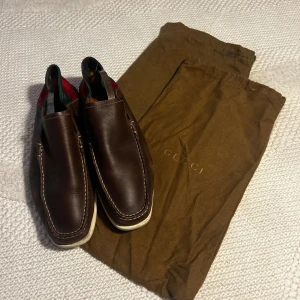 Gucci Loafers - Säljer min pappas Gucci Loafers i storlek 8 vilket motsvarar storlek 41,5 i Svensk storlek. skorna är såklart äkta och mycket sparsamt använda! Nypris ca 9000kr och säljes för 3000kr, kan gå ner vid snabb affär🤝🏽 Bara att kontakta för mer info eller funderingar😁