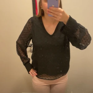 Svart blus med prickigt mönster - Stolek s från Zara 