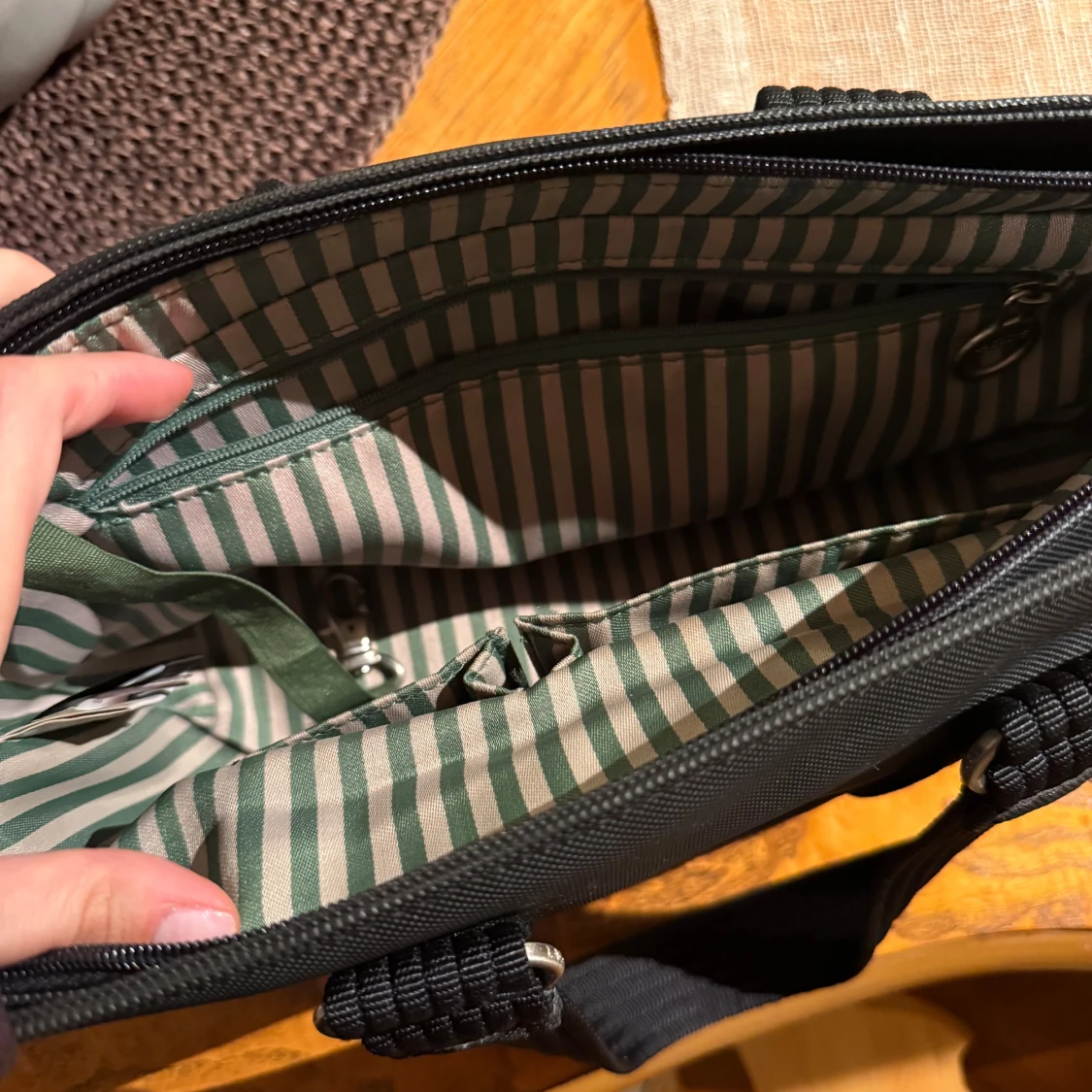 Svart handväska från Lacoste - 4