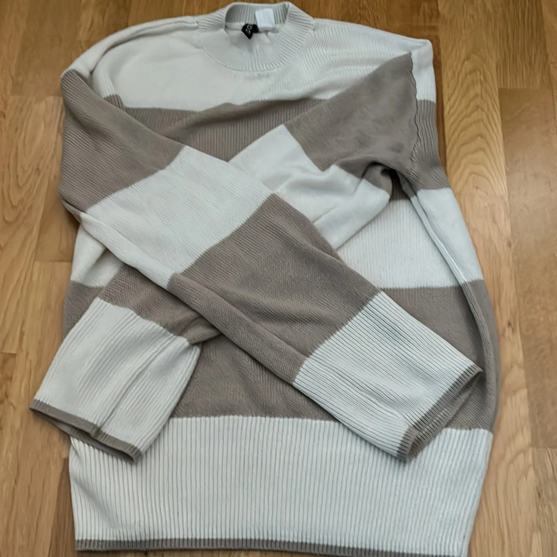 Randig beige och vit stickad tröja H&M - 2