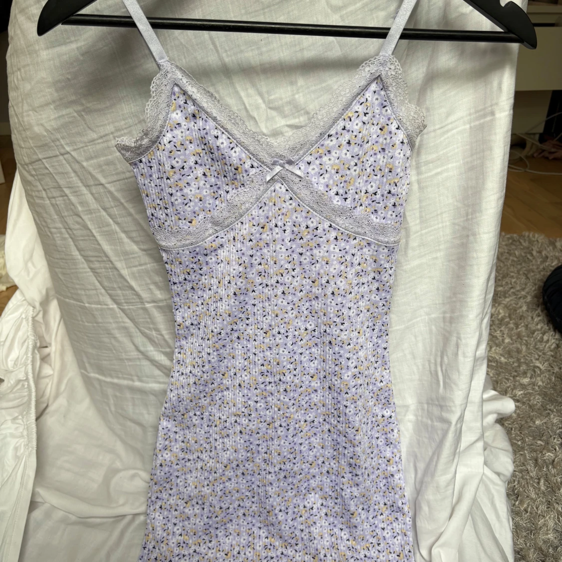 Ljuslila blommig kortklänning