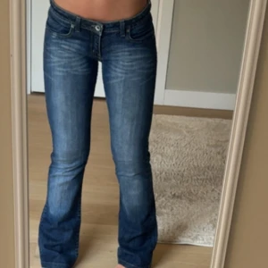 Lågmidjade jeans - As snygga jättebra skick men passar inte mig❤️ jag är 163cm har inte måtten men skulle tro 37cm i midjemått ish
