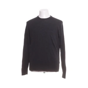 Svart ulltröja från Uniqlo - En stilren svart långärmad tröja från Uniqlo i 100% ull. Enkel design med rund halsringning och normal passform, perfekt för dig som gillar minimalistiska vibes och vill hålla dig varm under kyliga dagar.